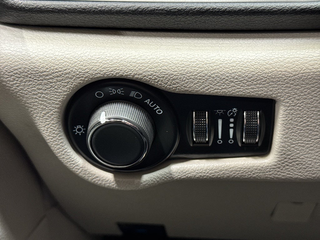 2024 Chrysler Voyager LX