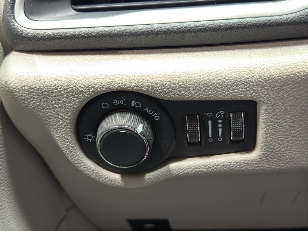 2024 Chrysler Voyager LX