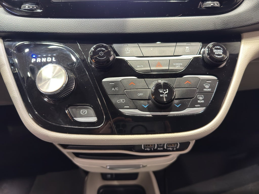 2023 Chrysler Voyager LX