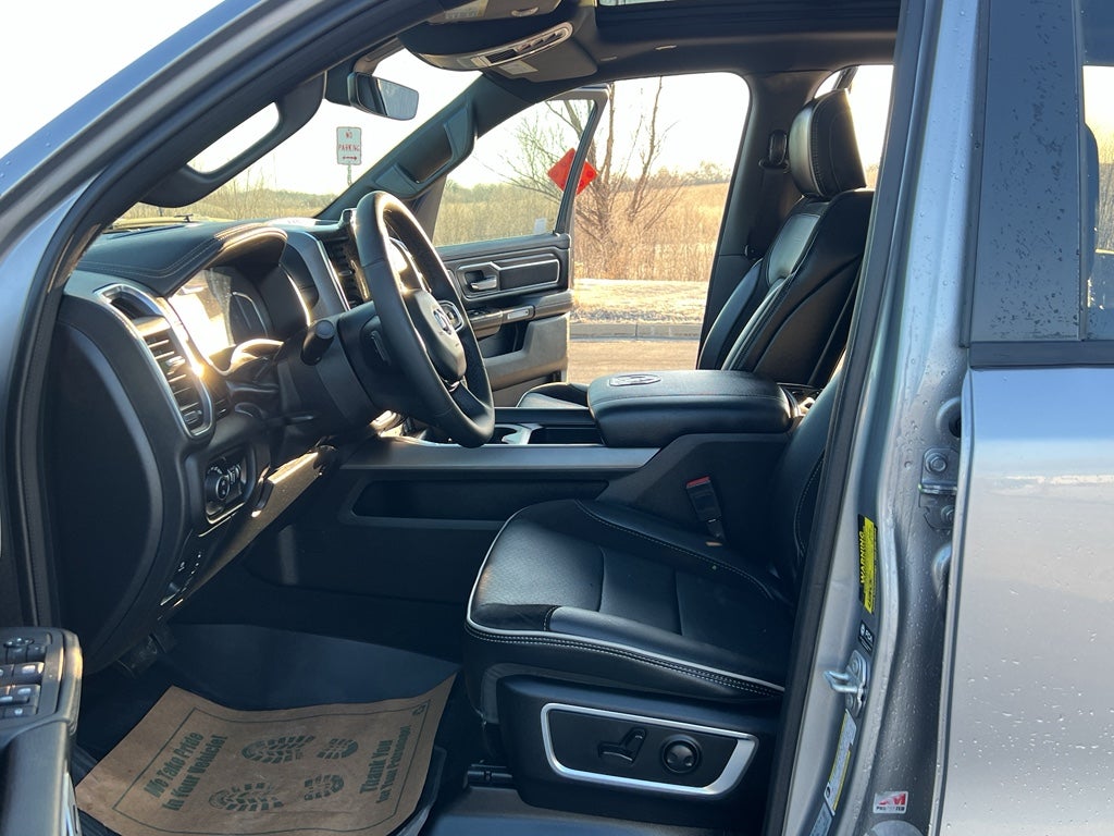 2025 RAM 1500 Laramie Night Edition w/Moonroof