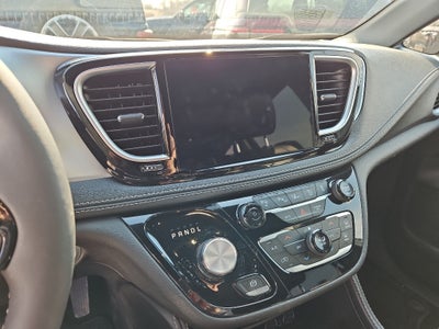 2025 Chrysler Pacifica Limited w/Tow & Entertainment