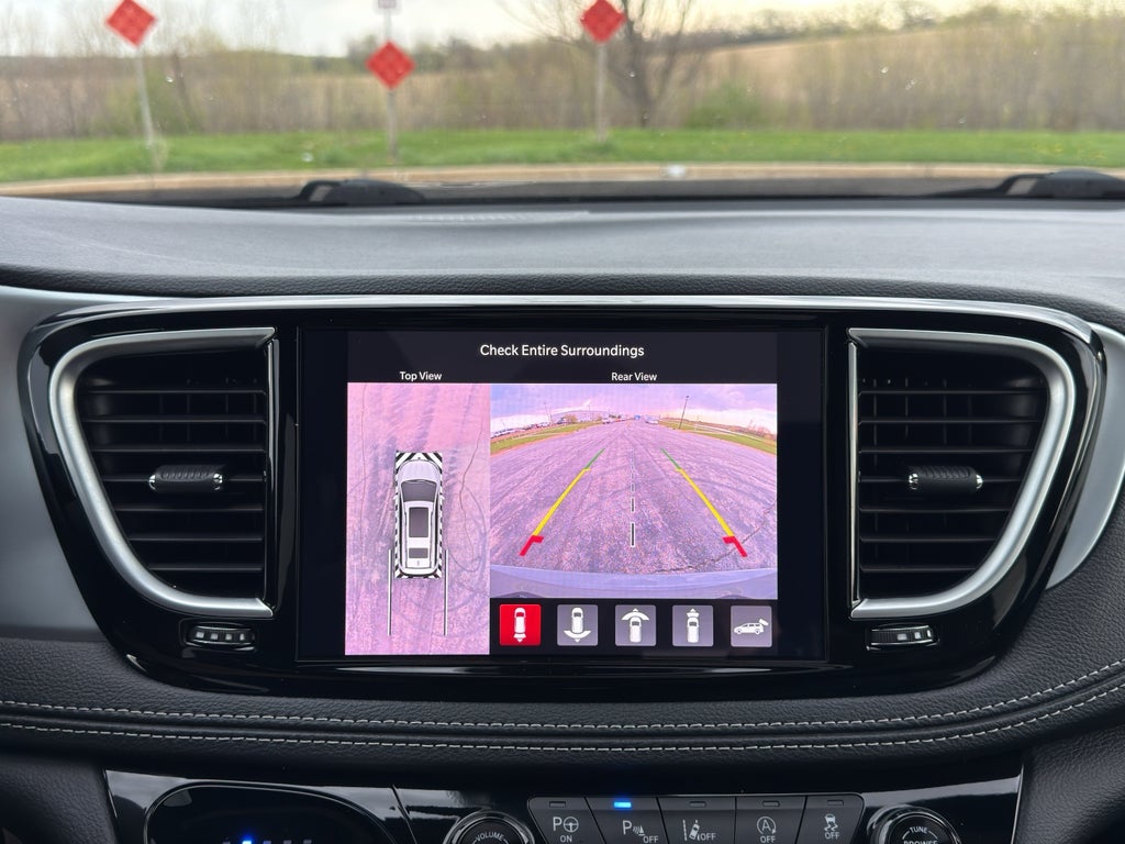 2025 Chrysler Pacifica Limited w/Tow & Entertainment