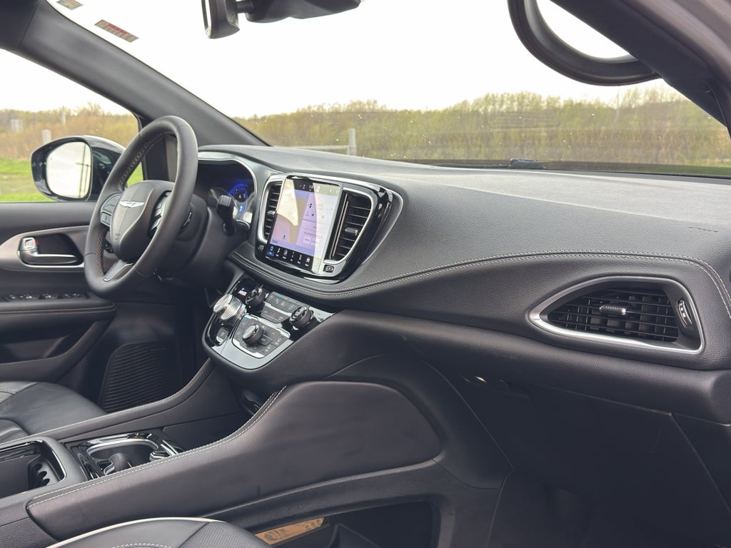 2025 Chrysler Pacifica Limited w/Tow & Entertainment