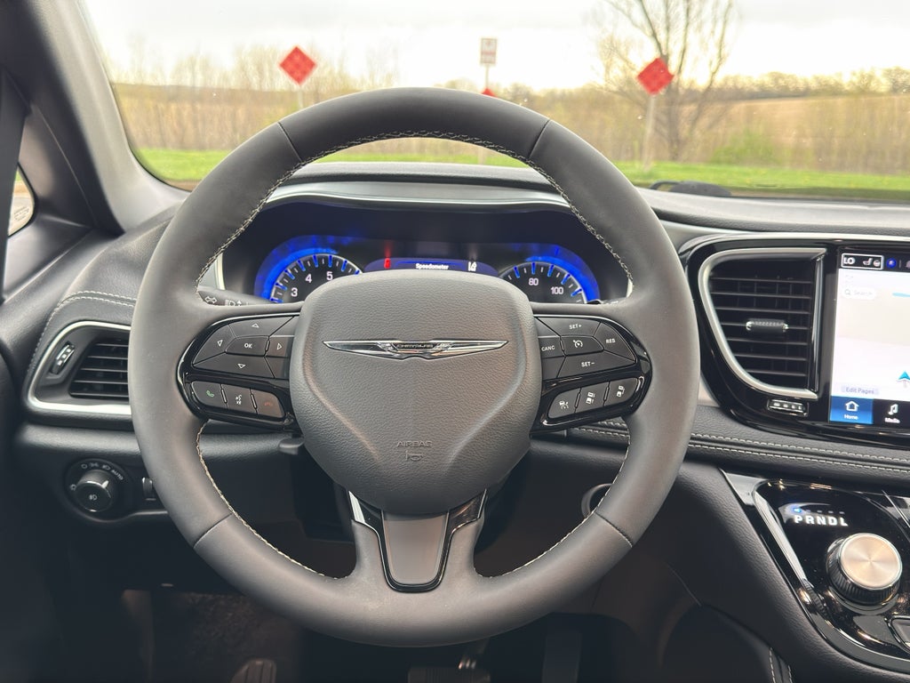 2025 Chrysler Pacifica Limited w/Tow & Entertainment