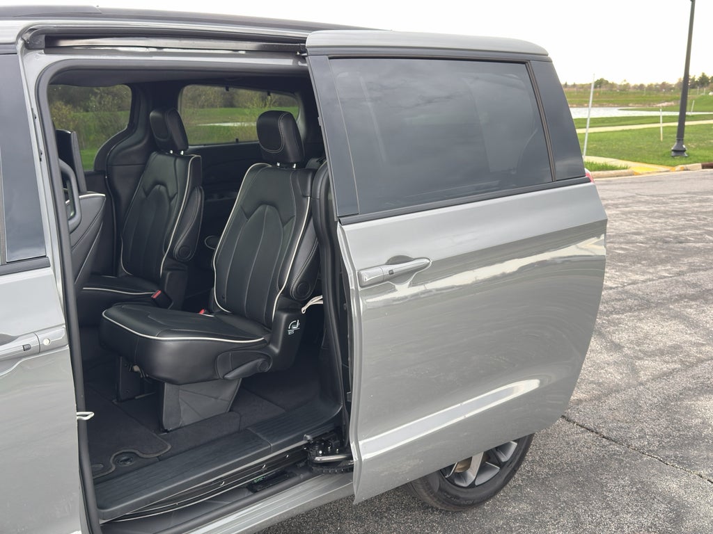 2025 Chrysler Pacifica Limited w/Tow & Entertainment