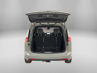 2025 Chrysler Pacifica Limited w/Tow & Entertainment